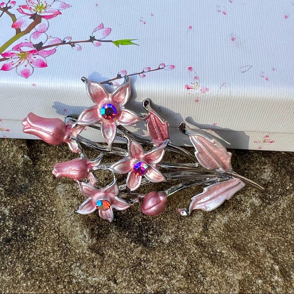 Lovely Spring Bouquet of Baby Pink Flowers Brooch - Picture 3 of 6